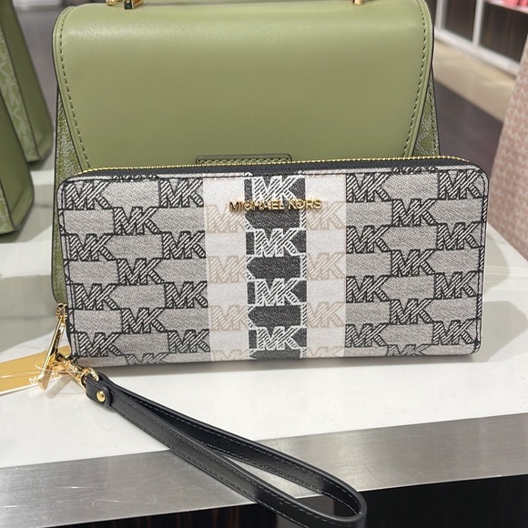 MICHAEL KORS Leather Continental Phone Holder Wristlet Wallet 
Black 
NWT - Picture 5 of 16